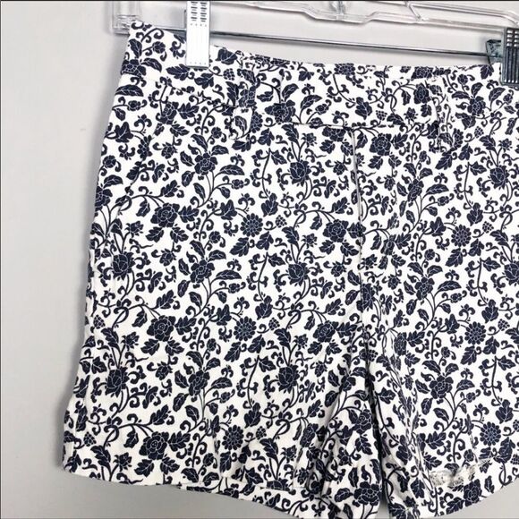 ANTHROPOLOGIE | LEVEL 99 White & Blue Floral Linen Shorts Women’s Size 2 - Picture 6 of 10